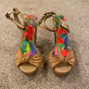 Women’s size 6 Gianni Bini tan wedges